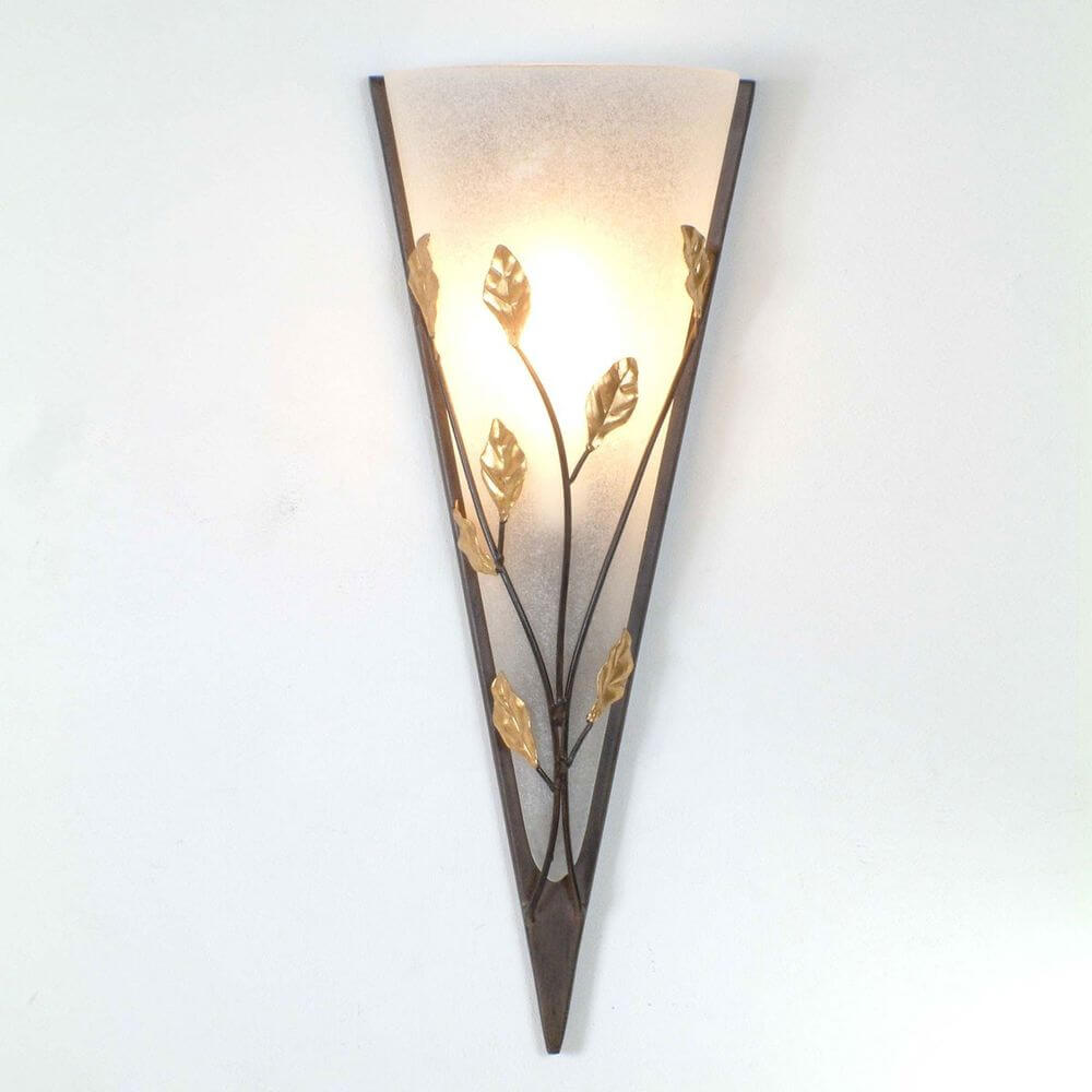Wandleuchte Nativo Eisen-Glas Braun-Schwarz-Gold mit goldenen Blättern und weichem Licht.