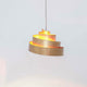 Pendelleuchte Banderola Eisen Gold in spiralförmigem Design mit warmem Licht und goldenen Elementen.