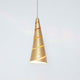 Pendelleuchte Innovazione Eisen Gold in konischer Form mit warmem Licht, ideal für moderne Innenräume.