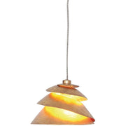 Pendelampa Snail i järn och guld med unik design och varmt ljus i elegant form.