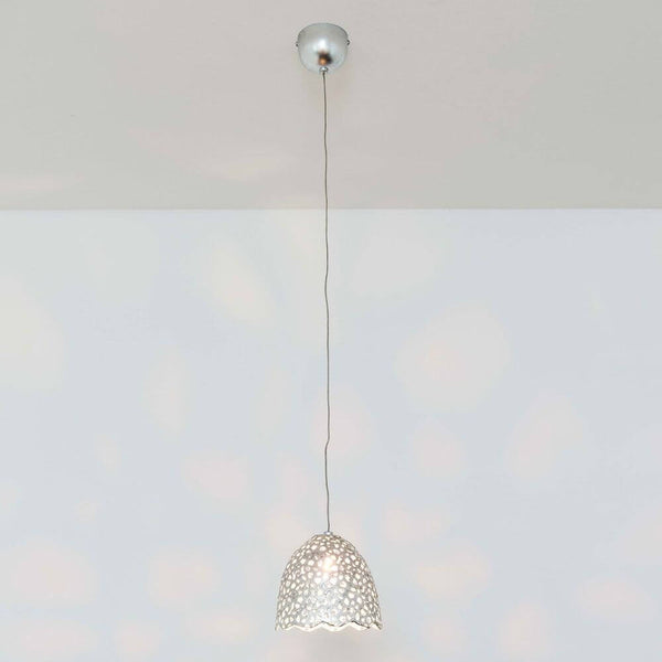 La suspension Lily Grande en fer argenté au design filigrane est suspendue au plafond.