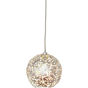 Lampada a sospensione Cappuccino ferro argento con design raffinato e luce elegante da un paralume rotondo perforato.