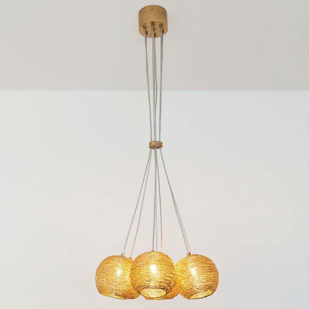 Hängeleuchte 7-flammig Carillon Eisen Gold mit drei leuchtenden Kugeln in elegantem Design.