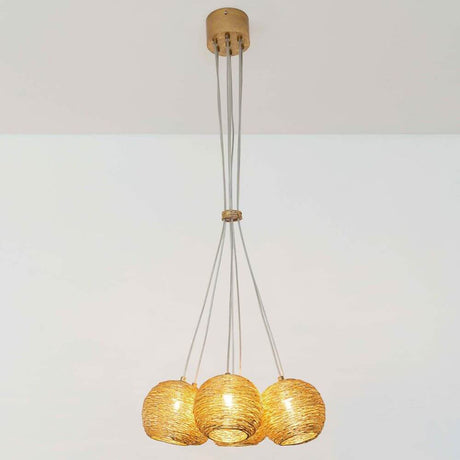 Suspension à 7 lumières Carillon en fer doré avec trois sphères lumineuses au design élégant.