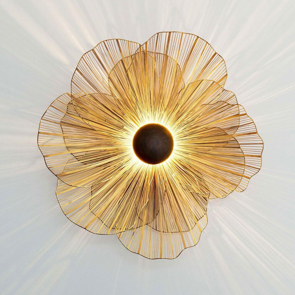Wandleuchte Tremolo im Blütendesign aus goldfarbenem Eisendraht mit LED-Beleuchtung und elegantem Look.