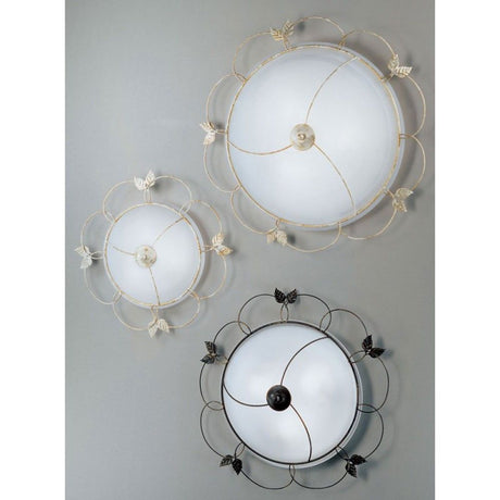 Taklampe med 3 lyskilder i antikkhvit-gull Ø 58 cm i ulike størrelser og design på veggen.