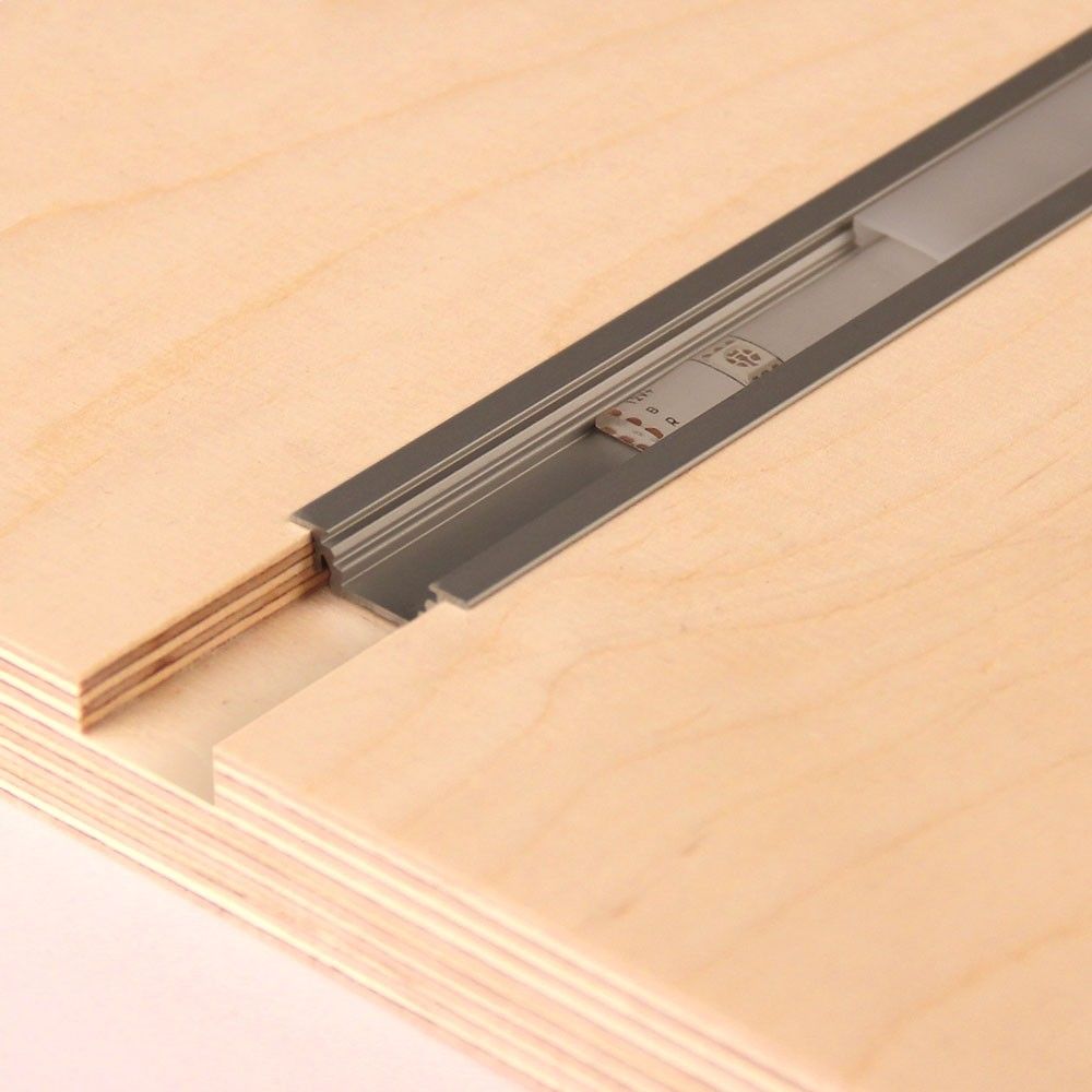 Einbauprofil flach 200cm Alu-eloxiert ohne Abdeckung für LED-Strips in Holzoberfläche integriert.
