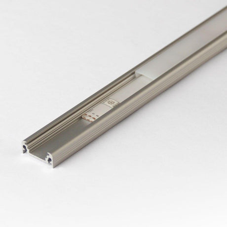 Flad konstruktionsprofil 200cm anodiseret aluminium uden dæksel for LEDstrimler på hvid baggrund.