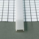 Abdeckung eckig 200cm Typ F Opalweiss auf einem quadratischen Gitterhintergrund.
