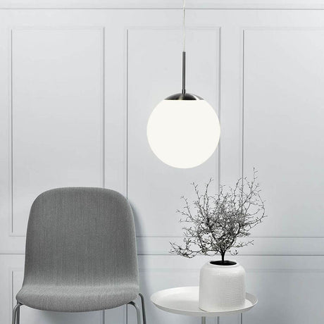 Cafe 30 hanglamp wit, helder in een moderne woonomgeving met grijze stoel en plant.