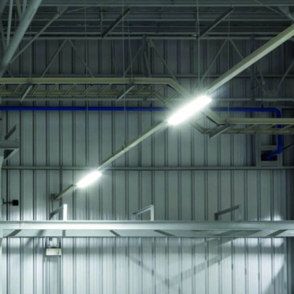 LED Wannenleuchte staubdicht 2100lm 60cm IP65 installiert in einer Industriehalle.
