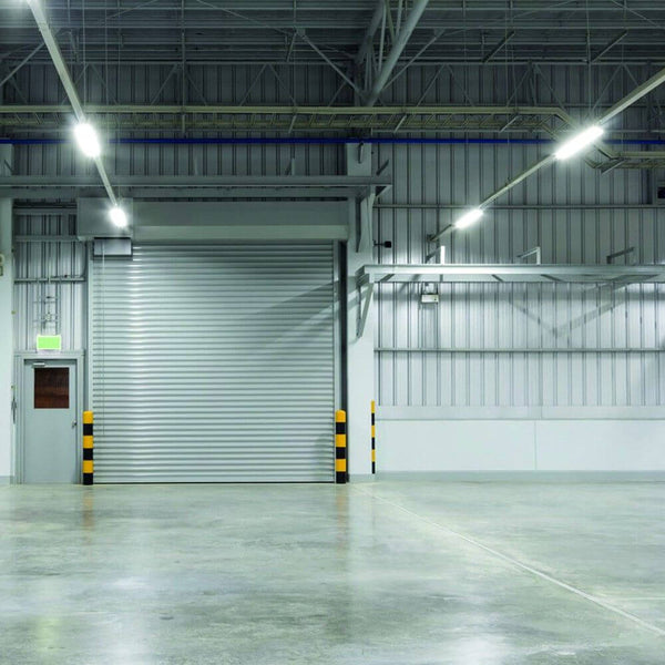 LED Wannenleuchte staubdicht 2100lm 60cm IP65 in einer modernen Lagerhalle installiert.