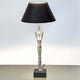 Tischleuchte Ballerino Aluminium-Holz Silber-Schwarz mit modernem Design und schwarzem Lampenschirm.