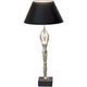 Tischleuchte Ballerino Aluminium-Holz Silber-Schwarz mit skulpturalem Design und schwarzem Lampenschirm.