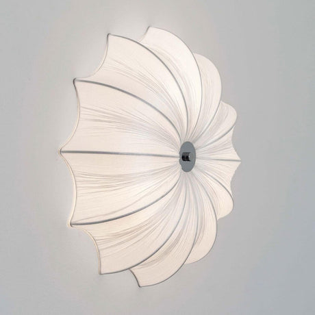 3-light wall light Sultano cotton white on the wall, elegant design with a pleated shade.
