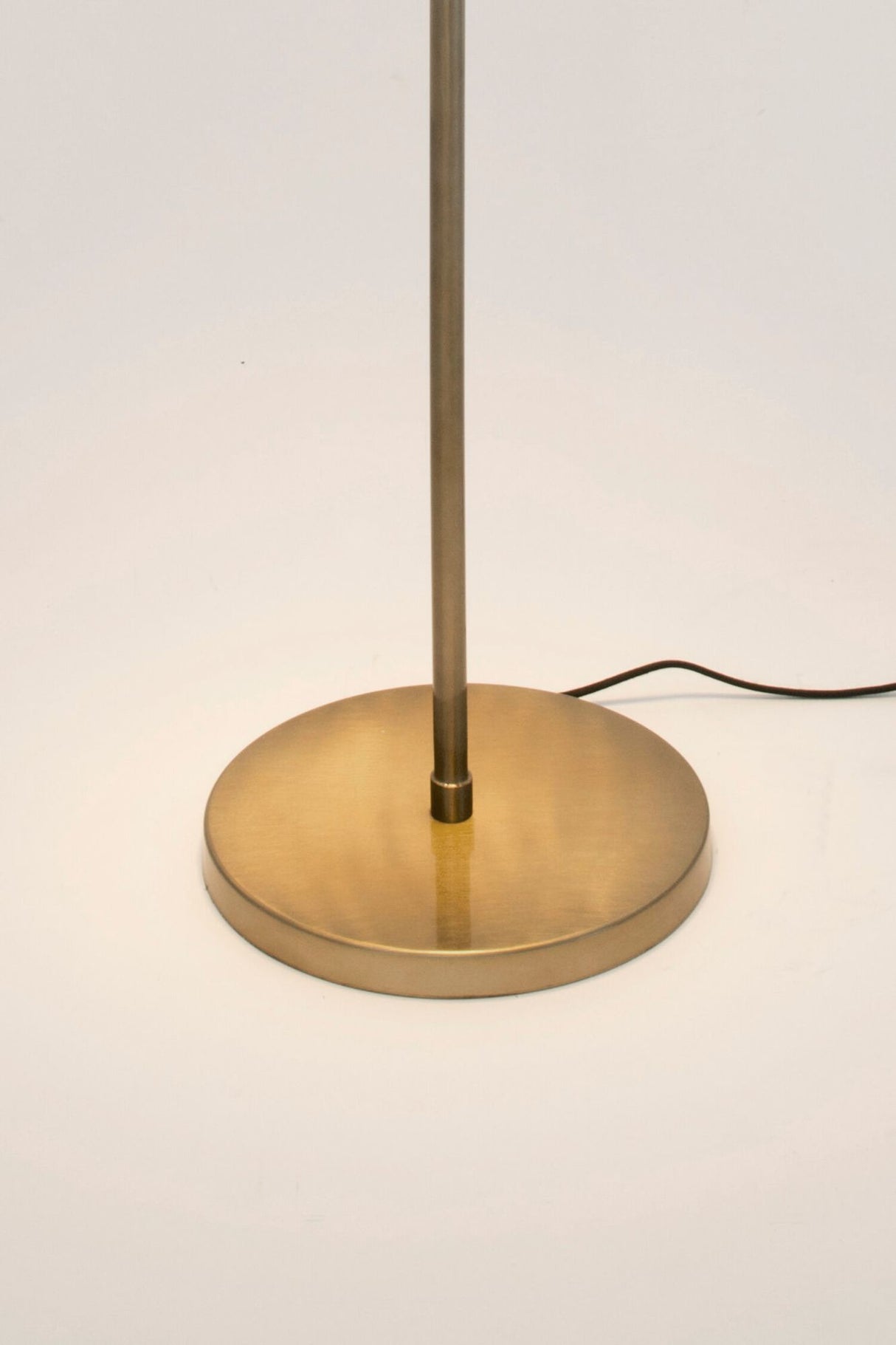 Gulvlampe Fungo med rund skærm 143 cm guld 