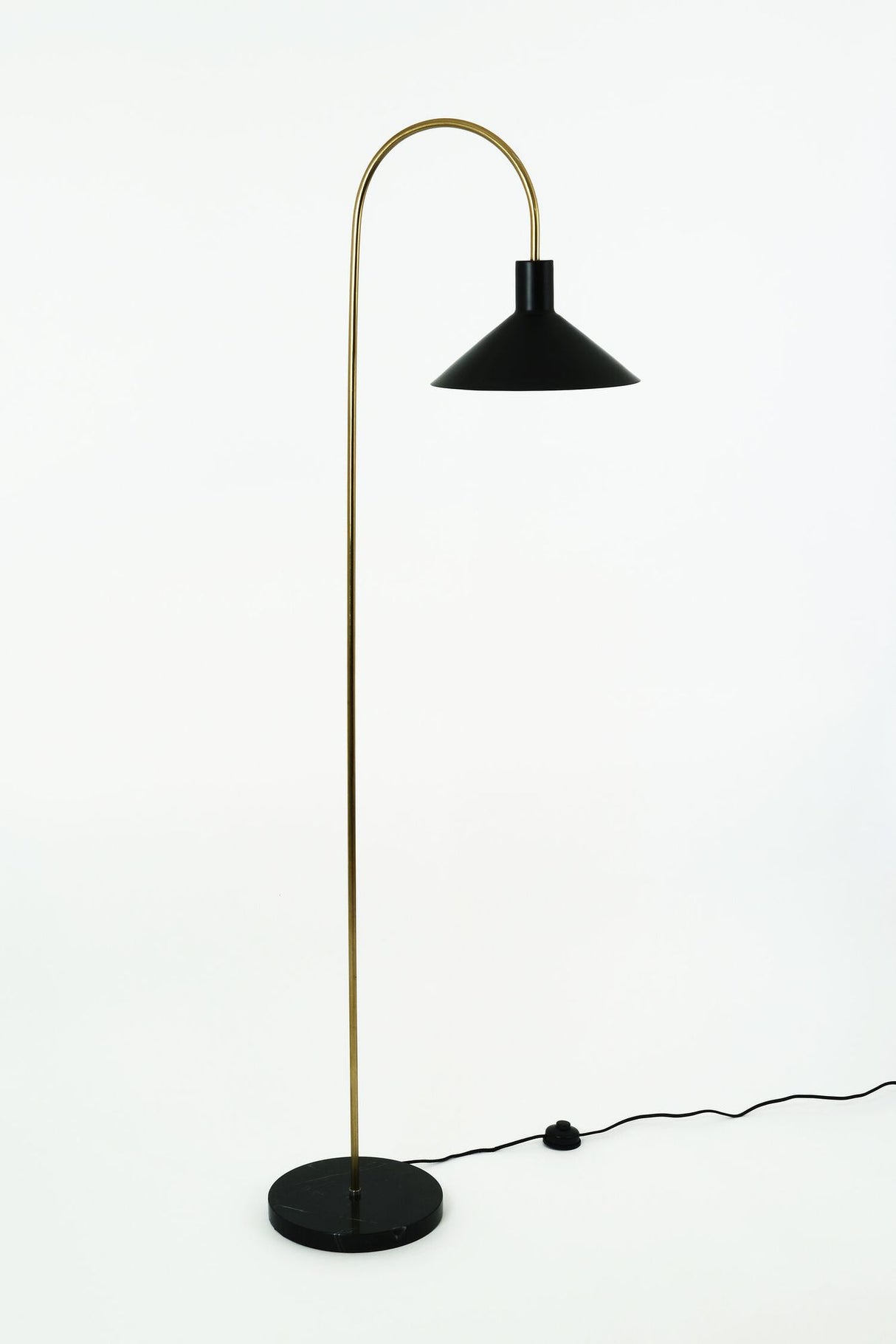 Lampada da terra Oktavia in marmo con base in marmo e paralume 
