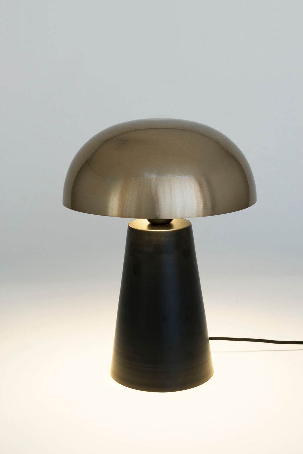 Bordlampe Fungo med rund skærm Ø 32 cm 