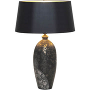 Bordslampan Mary Oval Stor Keramik Svart-Guld-Silver med svart lampskärm och guldfärgad accentbelysning.