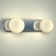 Applique murale miroir Azos 28 cm IP44 chrome, blanc avec deux boules en verre diffusant une lumière chaleureuse et une barre chromée.