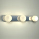 Moderne dreiflammige Wandleuchte Azos in Chrom mit weißen Glaskugeln, IP44 für Bäder.