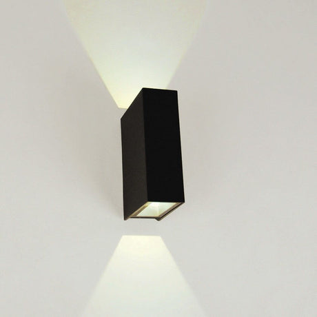 Dras LED Applique da esterno 12 cm Up&Down antracite montata su una parete, emette luce verso l’alto e verso il basso.