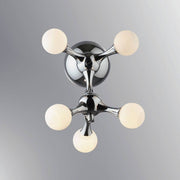 Aplique Nodi con 5 esferas de vidrio en cromo, de diseño moderno, fabricado en metal cromado.