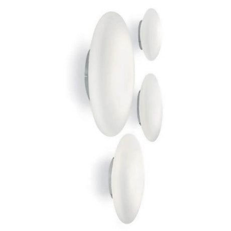 Applique et plafonnier en verre Smarties Ø 33 cm avec support chromé et design en verre blanc.