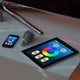 iLight Controller für RGB-CCT LED-Strips auf einem Tisch mit Smartphone und Tablet.