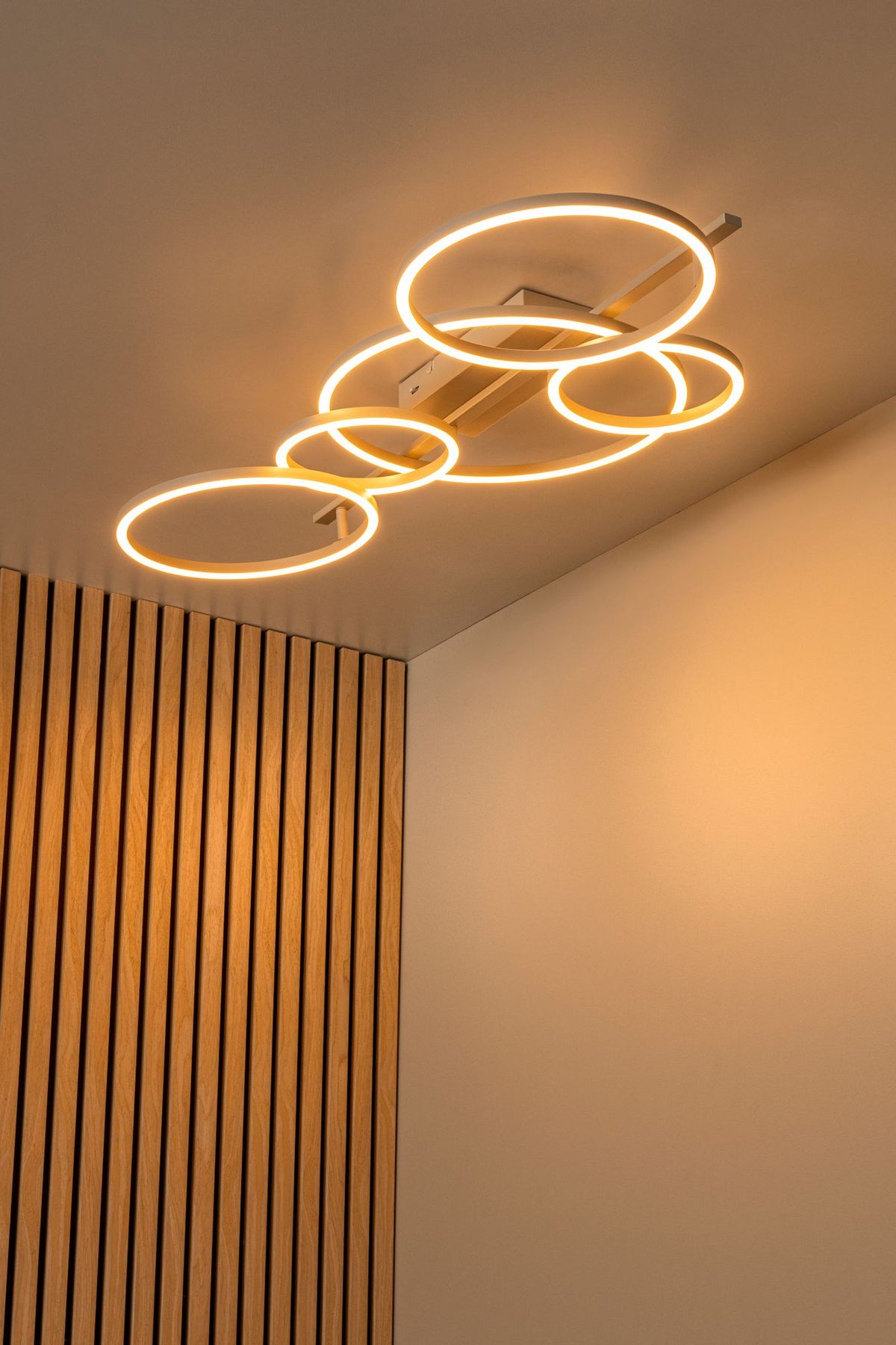 LED-Deckenleuchte Nicola CCT schwenkbar Taupe 132cm (1)