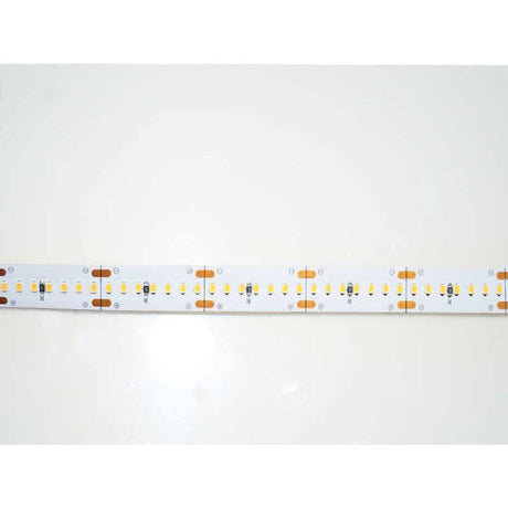 5m LED-Strip 19 W/m Neutralweiß IP63 / 240 LEDs auf hellem Hintergrund, zeigt die LED-Strip Details und Struktur.
