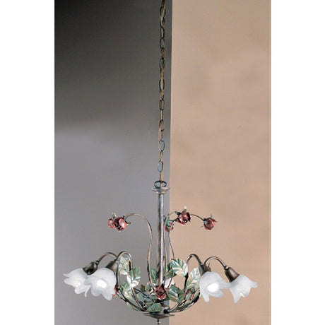 Rosaio 5-flamme gull-sølv-grønn Ø 60 cm med blomstrende roser og hvite lampeskjermer.
