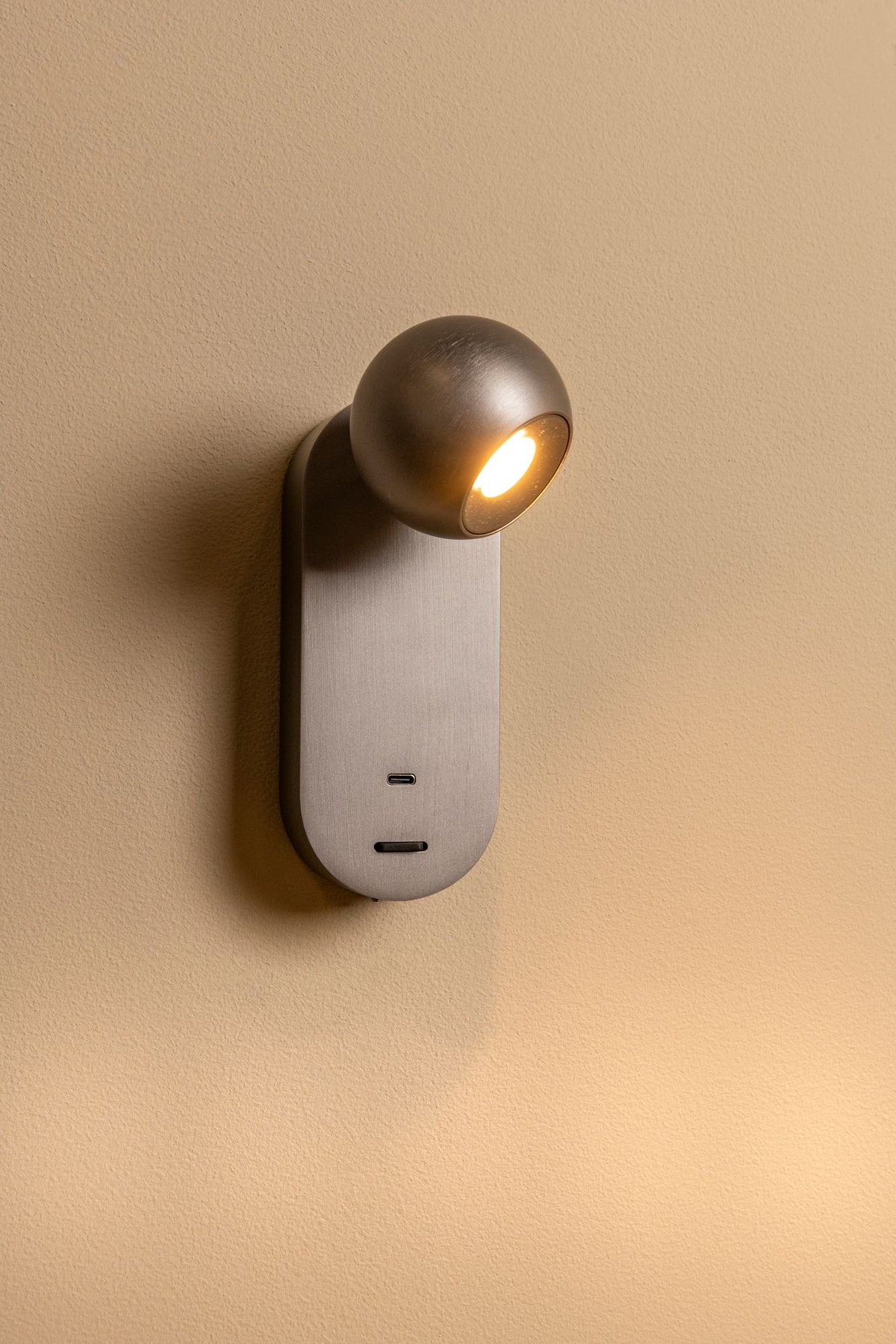LED-Wandleuchte Montana mit CCT und USB-C-Ladeanschluss (4)