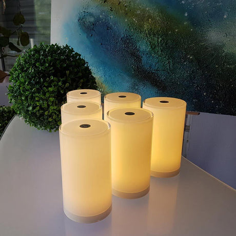 6er Set Akku-LED-Tischlampen Tub mit App-Steuerung in eleganter Beleuchtung auf einem Tisch.
