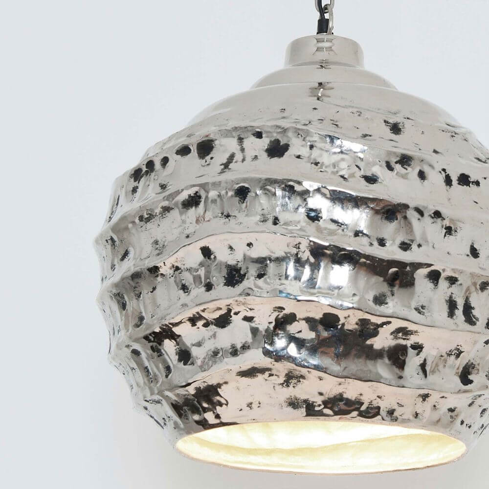Hängeleuchte Pomelo aus Aluminium in vernickeltem Silber-Schwarz mit modernem Wellenmuster.