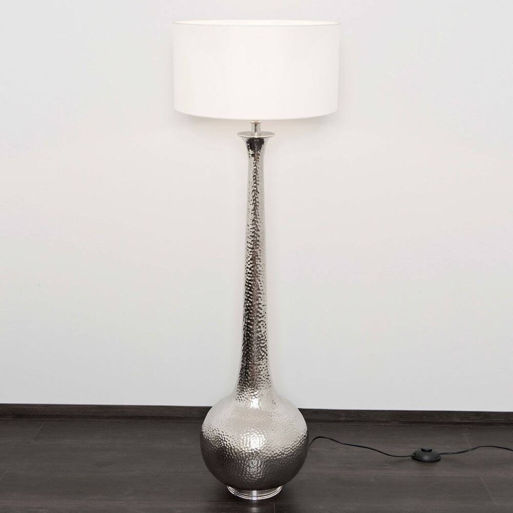 Stehleuchte Maestro Aluminium Vernickelt Silber mit modernem Design und elegantem Lampenschirm in Weiß.