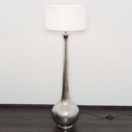 Lampada da terra Maestro in alluminio nichelato argento dal design moderno e con elegante paralume bianco.