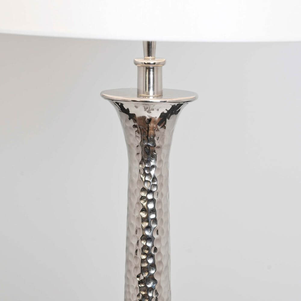 Stehleuchte Maestro Aluminium Vernickelt Silber mit eleganter, gehämmerter Oberfläche in Silber.