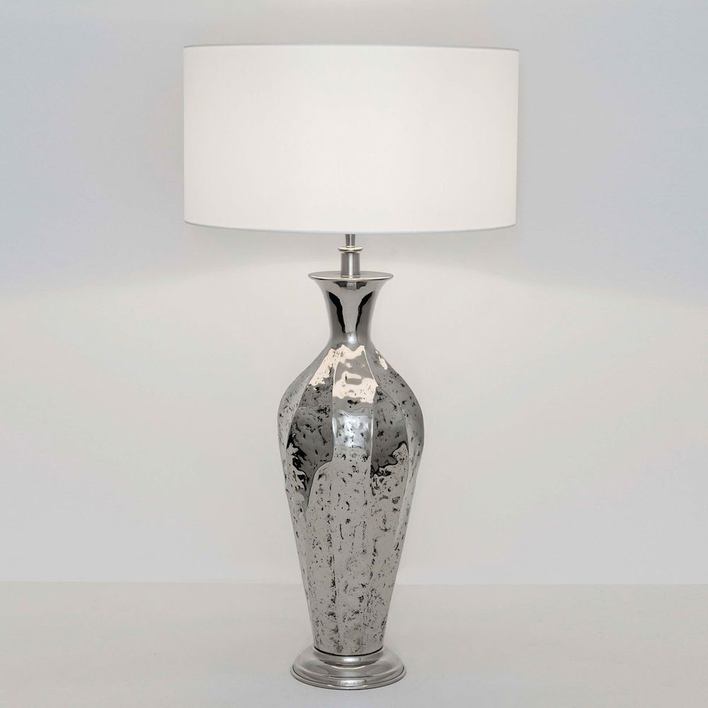 Tischleuchte Maga aus vernickeltem Aluminium in Silber mit weißem Lampenschirm, elegantes Design für stilvolle Räume.