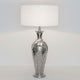 Tischleuchte Maga Aluminium Vernickelt Silber mit modernem Design und schicker weißer Lampe.