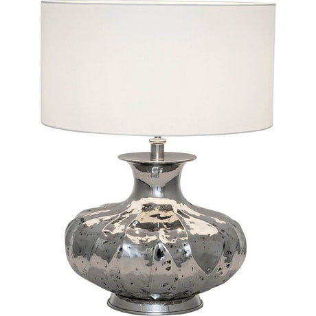 Lampada da tavolo Damasco in alluminio nichelato argento con una forma elegante e un paralume bianco.