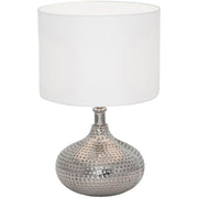 Lampa stołowa Variazione z aluminium w kolorze srebrno-białym, o nowoczesnym designie i stylowym abażurze.