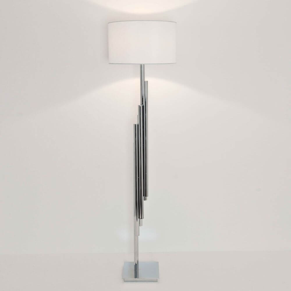 Stehleuchte Trimestre Metall verchromt Silber mit modernem Design und weißem Lampenschirm.
