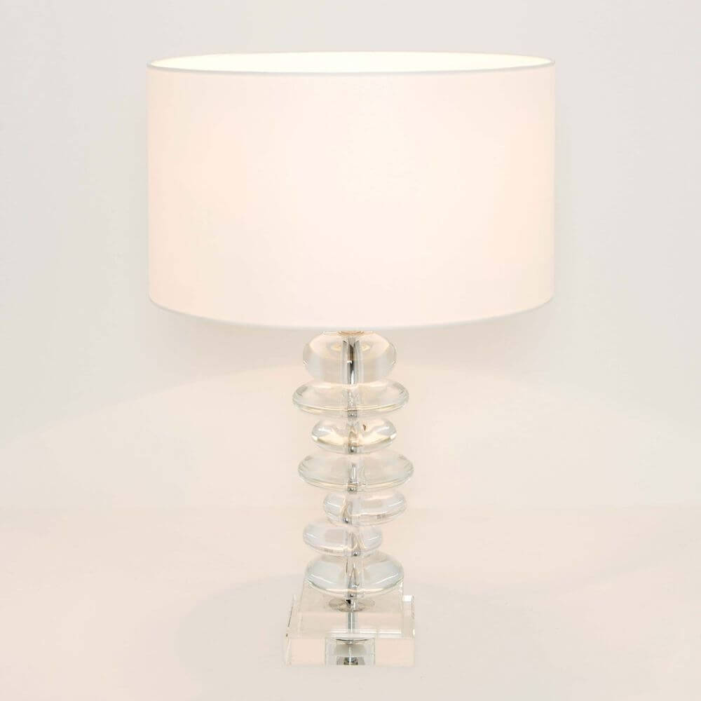 Tischleuchte Tempo Acrylglas-Metall verchromt Klar-Silber mit einem eleganten Design und hellem Lampenschirm.