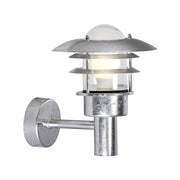 L’applique d’extérieur LØnstrup 22 en zinc, au design classique, avec une lumière douce pour l’extérieur.