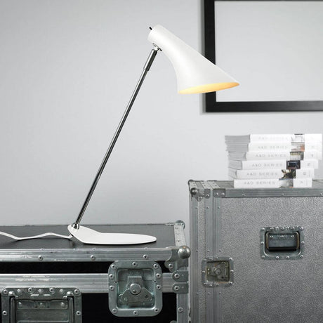 Vanila Tischleuchte Weiß auf einem Tisch mit Koffern, geeignet für modernes Wohndesign und elegante Beleuchtung.