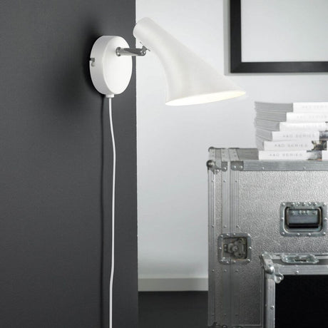 Applique Vanila blanc, transparent sur un mur, intérieur moderne avec pile de livres.