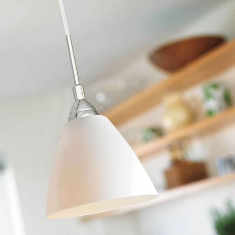 Read 20 Pendelleuchte Opal Weiß, Klar über einem Tisch in modernem Interieur.