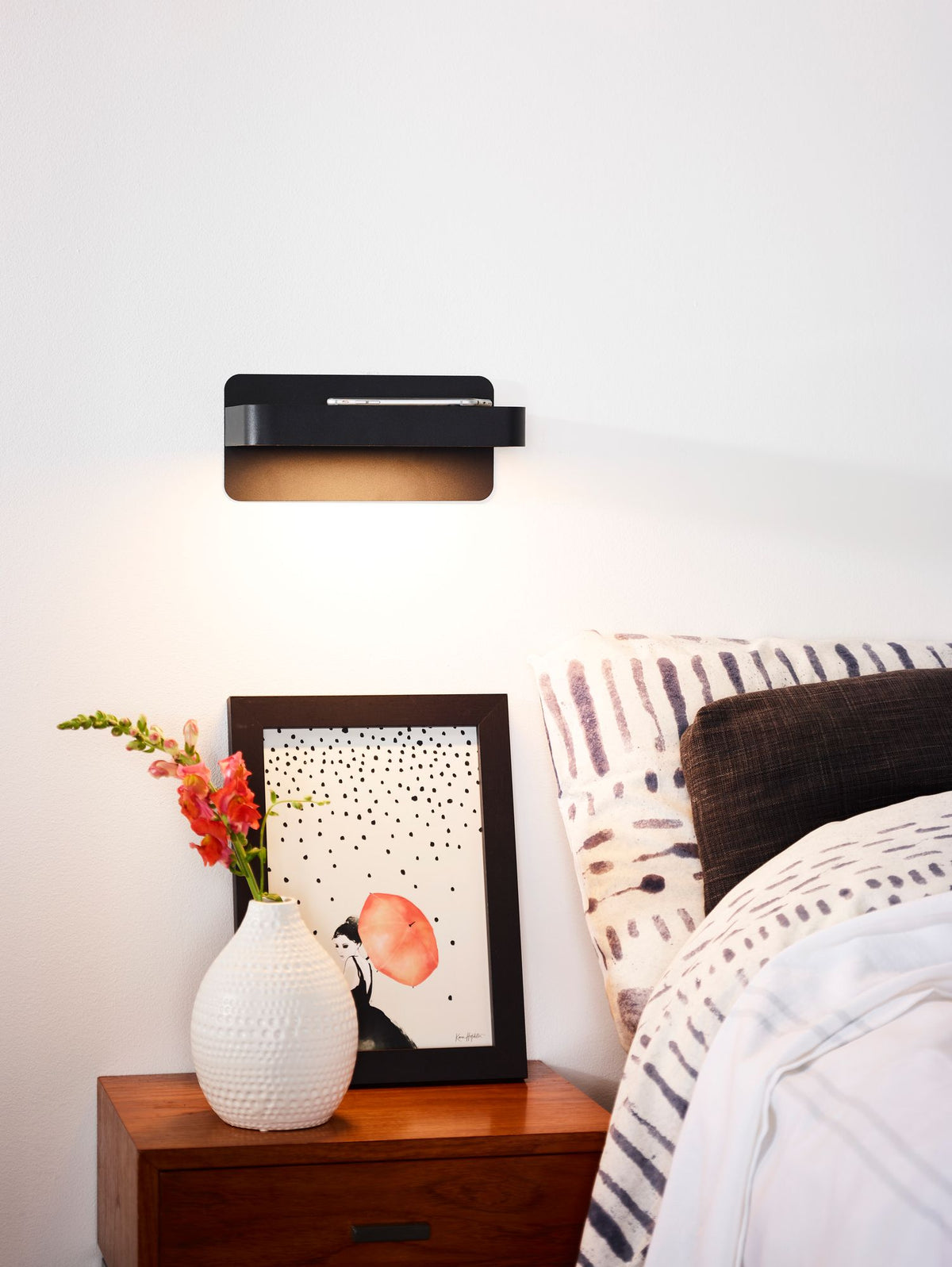 LED-Bettleuchte Atkin mit USB-Ladeanschluss 350lm Warmweiß (3)