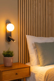 LED-Lámpara de cama Kelly giratoria con tulipa de cristal y conexión USB (1)